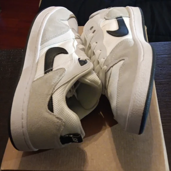 Nike SB Alleyoop Dunks White and Black Sneakers Mens 9 Womens 10.5 EUC - Picture 7 of 9